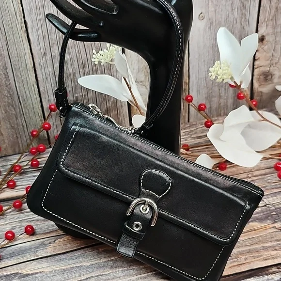 COACH BLACK LEATHER BUCKLE POCKET WRISTLET - Picture 1 of 16